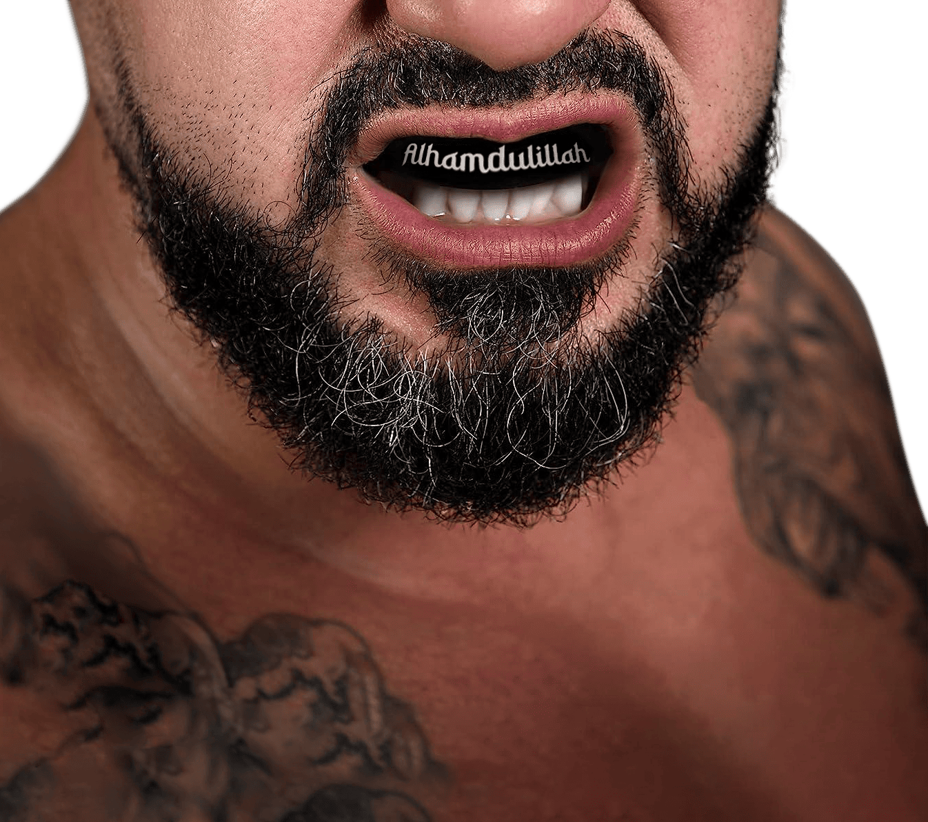 „Mann in Nahaufnahme mit Alhamdulillah-Mundschutz in Kampfsport-Pose – exklusiv von SPARTION“